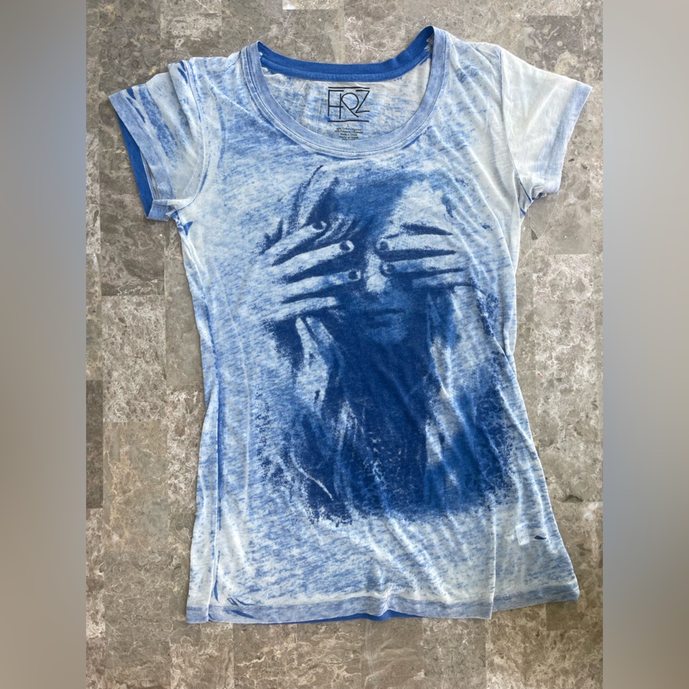 See true FIPZ Blue Graphic T-Shirt size S
New without the tags